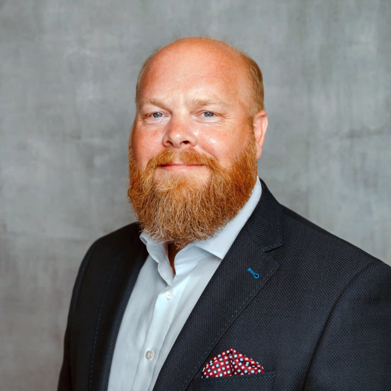 Michael Güse im Brioni Anzug ohne Krawatte.